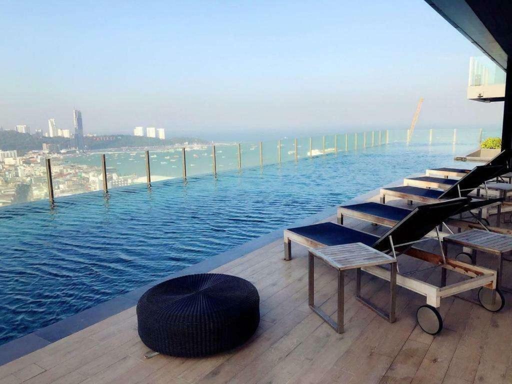 The Base Central Pattaya Seaview Eksteriør billede